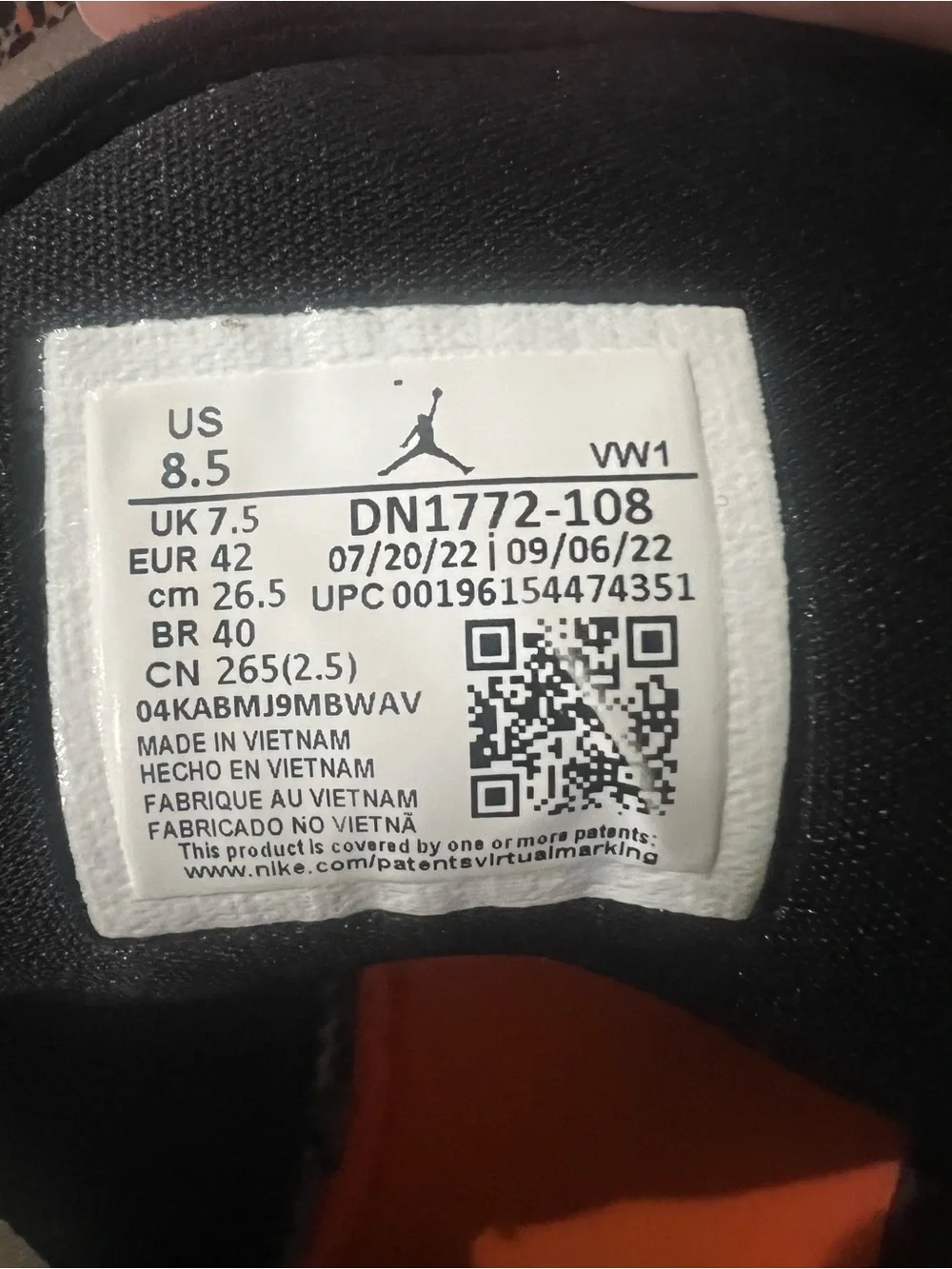 Jordan DN1772‑108 Shoes – Size 8.5 – One Lace Missing